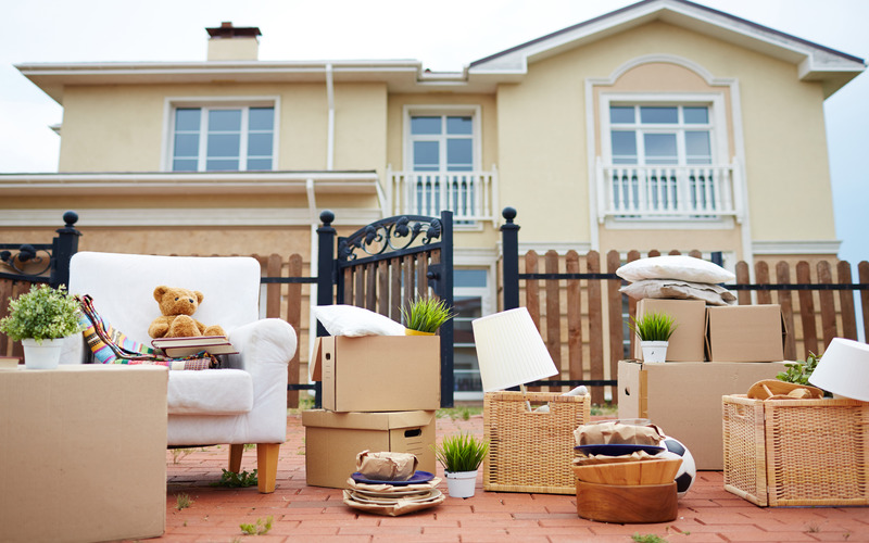 Clutter outside of a home in the midst a cleanout - contact Dumpster Dudez of Fort Worth to discuss our Fort Worth estate cleanout services with dumpster rentals.